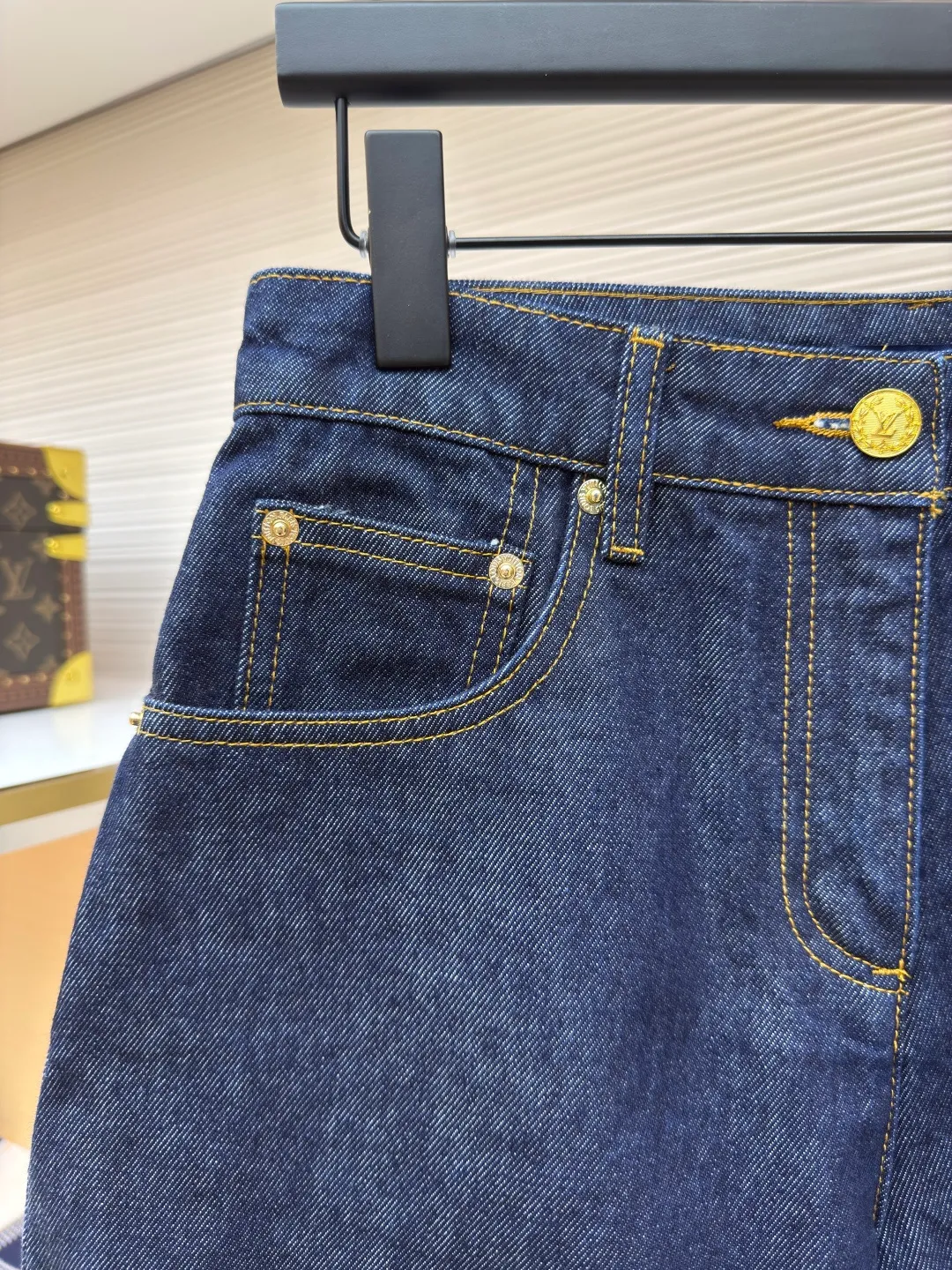 LOUIS VUITTON Dark blue logo cuffed denim shorts [Women's clothing] ●Authentic product: Purchased and developed by 13042 ●Item number: 1680061-A45 ●Material: Denim denim fabric ●Technology: Made on positioning cutting machine ●Version: fitted version ●Weight: about 385 grams ●Size: 34-36-38 ●Description: This mini shorts is cut with seasonal deep-washed denim to create a neat straight fit. Contrasting topstitching outlines the classic structural lines, and the cuffed trousers reveal the Monogram printed lining, upgrading your daily look. The overall wiring is straight and delicate, the fabric is comfortable and soft, and the color is consistent without color difference. It can be matched with the same style to create a fashionable look and control various occasions. Customized accessories, complete with three standards, same style for men and women!